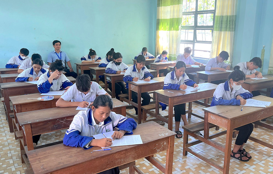 Việc tham gia kỳ thi thử tốt nghiệp THPT giúp nhiều học sinh Trường THPT Nguyễn Du (huyện Krông Pa) chuẩn bị tốt tâm thế cho kỳ thi tốt nghiệp THPT năm 2024. Ảnh: M.T