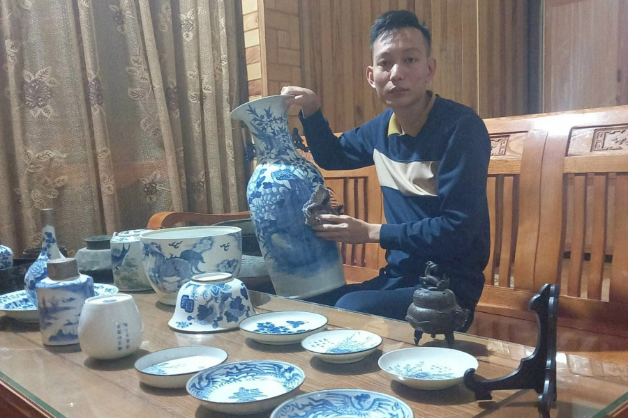 Việt Anh có đam mê với sưu tầm cổ vật. Ảnh: B.H Việt Anh có đam mê với sưu tầm cổ vật. Ảnh: B.H