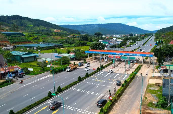 Huyện Đức Trọng nối với TP Đà Lạt bằng đường cao tốc Liên Khương và Quốc lộ 20, đang được quy hoạch xây dựng, phát triển đô thị hướng đến mục tiêu lên thị xã vào năm 2025.