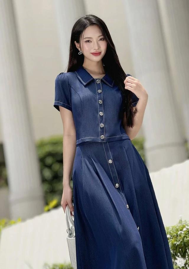 Bắt kịp xu hướng denim on denim, song vẫn tối giản hóa việc kết hợp cho quý cô bận rộn nhưng vẫn muốn lên đồ thật xịn. Đây là bản phối hoàn hảo giữa áo lửng và chân váy xòe cùng đường nét tinh tế trên nền chất liệu denim mềm mại, tôn lên vòng eo và mang đến vẻ ngoài thời thượng, trẻ trung Bắt kịp xu hướng denim on denim, song vẫn tối giản hóa việc kết hợp cho quý cô bận rộn nhưng vẫn muốn lên đồ thật xịn. Đây là bản phối hoàn hảo giữa áo lửng và chân váy xòe cùng đường nét tinh tế trên nền chất liệu denim mềm mại, tôn lên vòng eo và mang đến vẻ ngoài thời thượng, trẻ trung