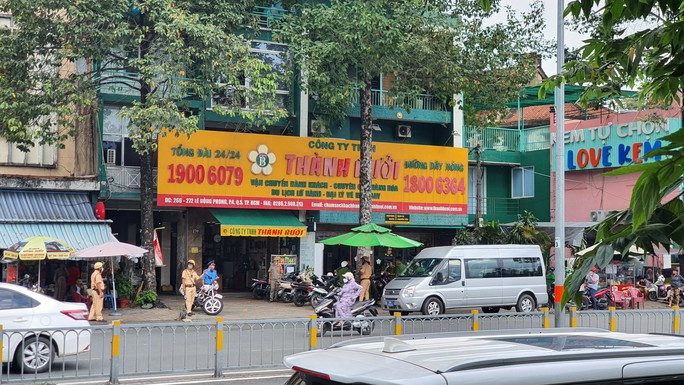 NÓNG: Công an TP HCM đang kiểm tra trụ sở chính nhà xe Thành Bưởi - Ảnh 1. Công an có mặt tại trụ sở chính nhà xe Thành Bưởi ở quận 5