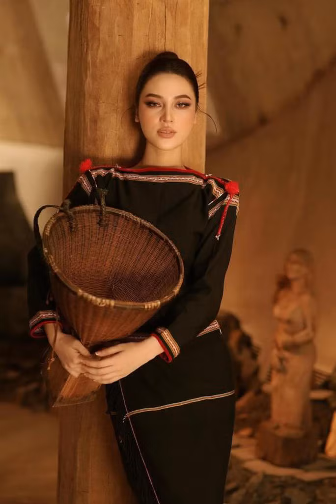 Cô gái Ê Đê ăn đứt HHen Niê là ai? - Ảnh 1. Cô gái Ê Đê đang gây bão mạng xã hội