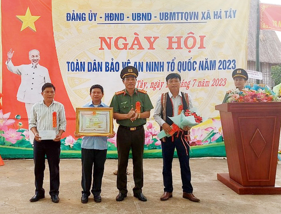 Xã Hà Tây được Chủ tịch UBND tỉnh tặng bằng khen vì có thành tích xuất sắc trong phong trào toàn dân bảo vệ an ninh Tổ quốc. Ảnh: T.D Xã Hà Tây được Chủ tịch UBND tỉnh tặng bằng khen vì có thành tích xuất sắc trong phong trào toàn dân bảo vệ an ninh Tổ quốc. Ảnh: T.D