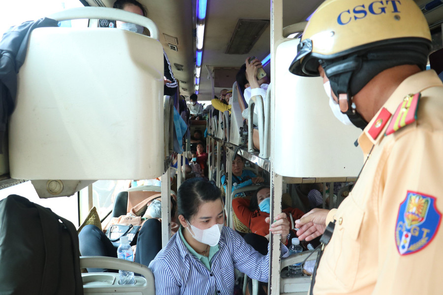 Bên trong chiếc xe giường nằm nhồi nhét khách. Bên trong chiếc xe giường nằm nhồi nhét khách.