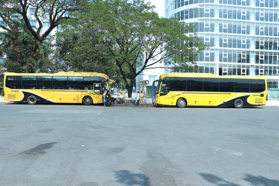 CSGT yêu cầu chủ phương tiện di chuyển khách sang xe khác để tiếp tục hành trình về quê đón Tết. CSGT yêu cầu chủ phương tiện di chuyển khách sang xe khác để tiếp tục hành trình về quê đón Tết.