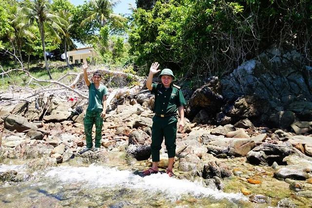 Đại úy Bùi Ngọc Sơn và binh nhất Nguyễn Trọng Nhân chào đoàn công tác. Ảnh: MAI THANH HẢI Đại úy Bùi Ngọc Sơn và binh nhất Nguyễn Trọng Nhân chào đoàn công tác. Ảnh: MAI THANH HẢI