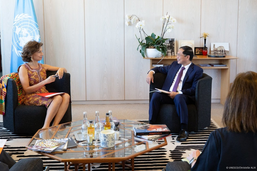 Bộ trưởng Bùi Thanh Sơn đề nghị bà Tổng Giám đốc và UNESCO tiếp tục tích cực ủng hộ, hỗ trợ Việt Nam hiệu quả hơn trong quá trình hội nhập. Ảnh: UNESCO Bộ trưởng Bùi Thanh Sơn đề nghị bà Tổng Giám đốc và UNESCO tiếp tục tích cực ủng hộ, hỗ trợ Việt Nam hiệu quả hơn trong quá trình hội nhập. Ảnh: UNESCO