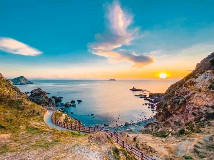 Trên cung đường chinh phục Eo Gió, du khách sẽ được thưởng ngoạn khung cảnh thiên nhiên kỳ vĩ, sơn thủy hữu tình.