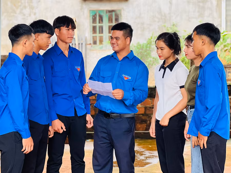 Anh Siu Luy (ở giữa)-Bí thư Đoàn xã Ia Pết (huyện Đak Đoa luôn gần gũi, tìm hiểu nhu cầu, nguyện vọng của đoàn viên, thanh niên để tổ chức hoạt động phù hợp. Ảnh M.N