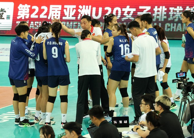 Hai HLV Nguyễn Trọng Linh và Nguyễn Thị Ngọc Hoa chỉ đạo đội bóng