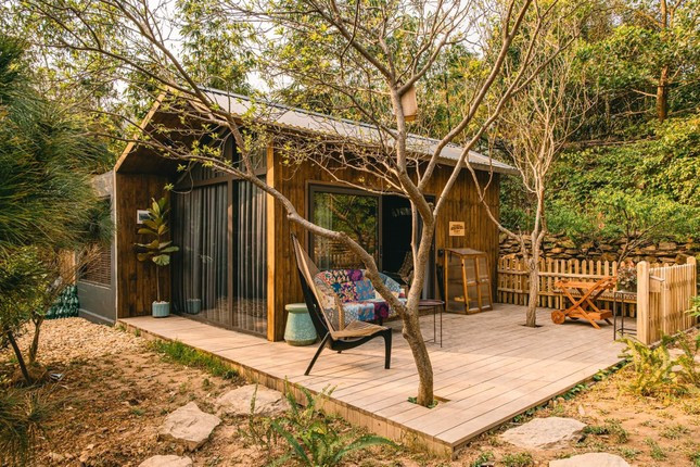 Ngay từ cổng vào, Mận House đã gây ấn tượng với vẻ mộc mạc, giản dị với chất liệu gỗ là chủ yếu.