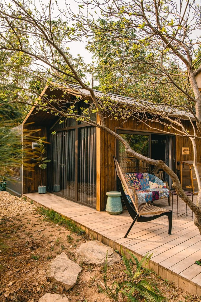 Khoảng sân vườn thoáng đãng là nơi mọi người uống trà, trò chuyện.