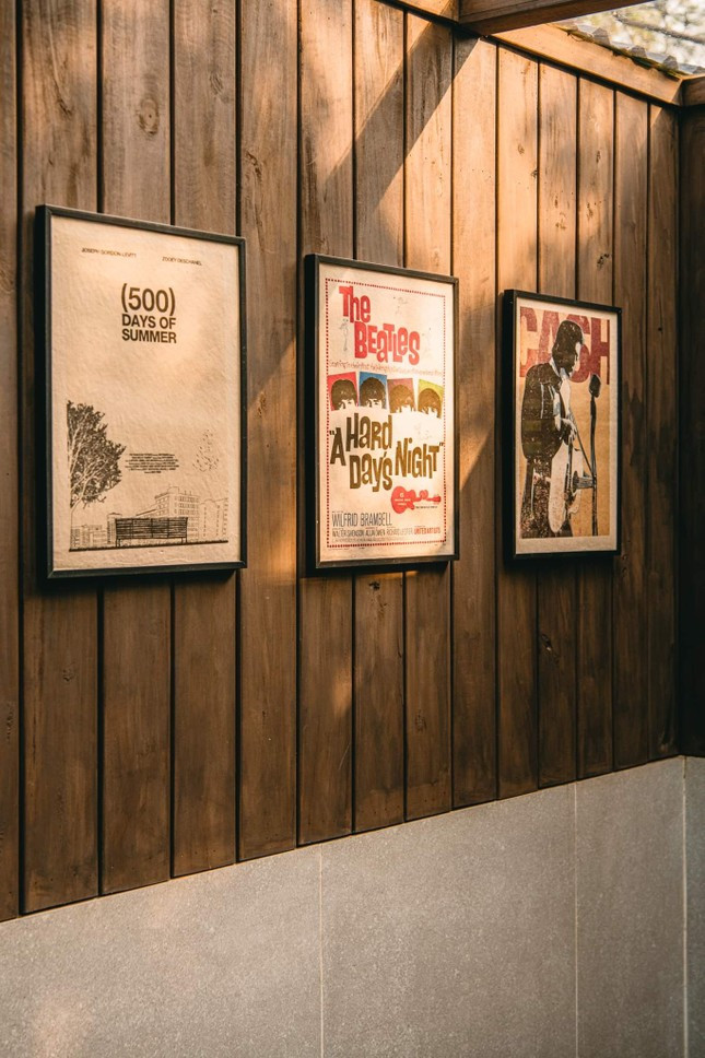 Tranh treo tường giúp không gian phòng tắm thêm màu sắc.