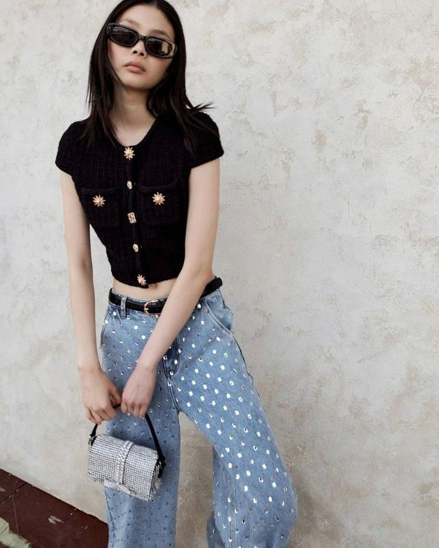 Áo tweed đen tuyền điểm hàng cúc vàng sang chảnh phối quần jeans xanh lấp lánh làm nên bản phối street wear cực sành điệu. Ảnh: @mrselfportrait