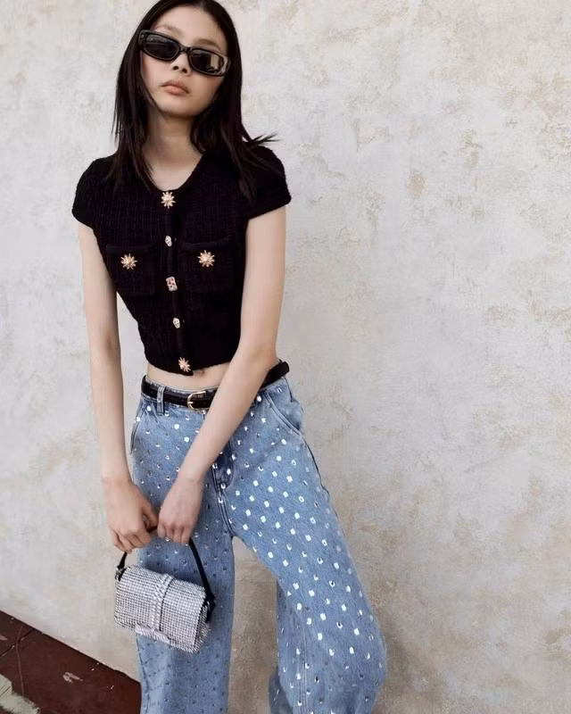 Áo tweed đen tuyền điểm hàng cúc vàng sang chảnh phối quần jeans xanh lấp lánh làm nên bản phối street wear cực sành điệu. Ảnh: @mrselfportrait Áo tweed đen tuyền điểm hàng cúc vàng sang chảnh phối quần jeans xanh lấp lánh làm nên bản phối street wear cực sành điệu. Ảnh: @mrselfportrait