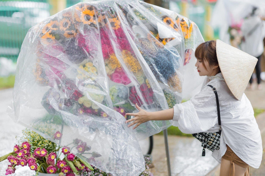 Những cơn mưa rào bất chợt, khiến những chủ xe hoa phủ kín xe.