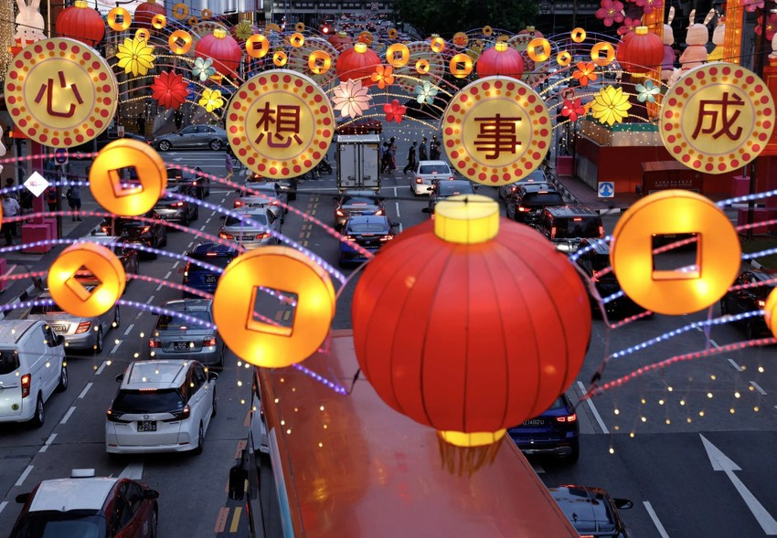 Những lời chúc tốt đẹp được treo trên một con phố ở khu phố Tàu ở Singapore. Ảnh: REUTERS