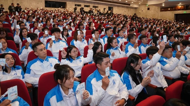 Đại biểu biểu quyết tại đại hội. Ảnh: NGỌC THẮNG