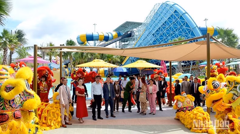 Các đại biểu tham quan Công viên nước Wonderland Water Park