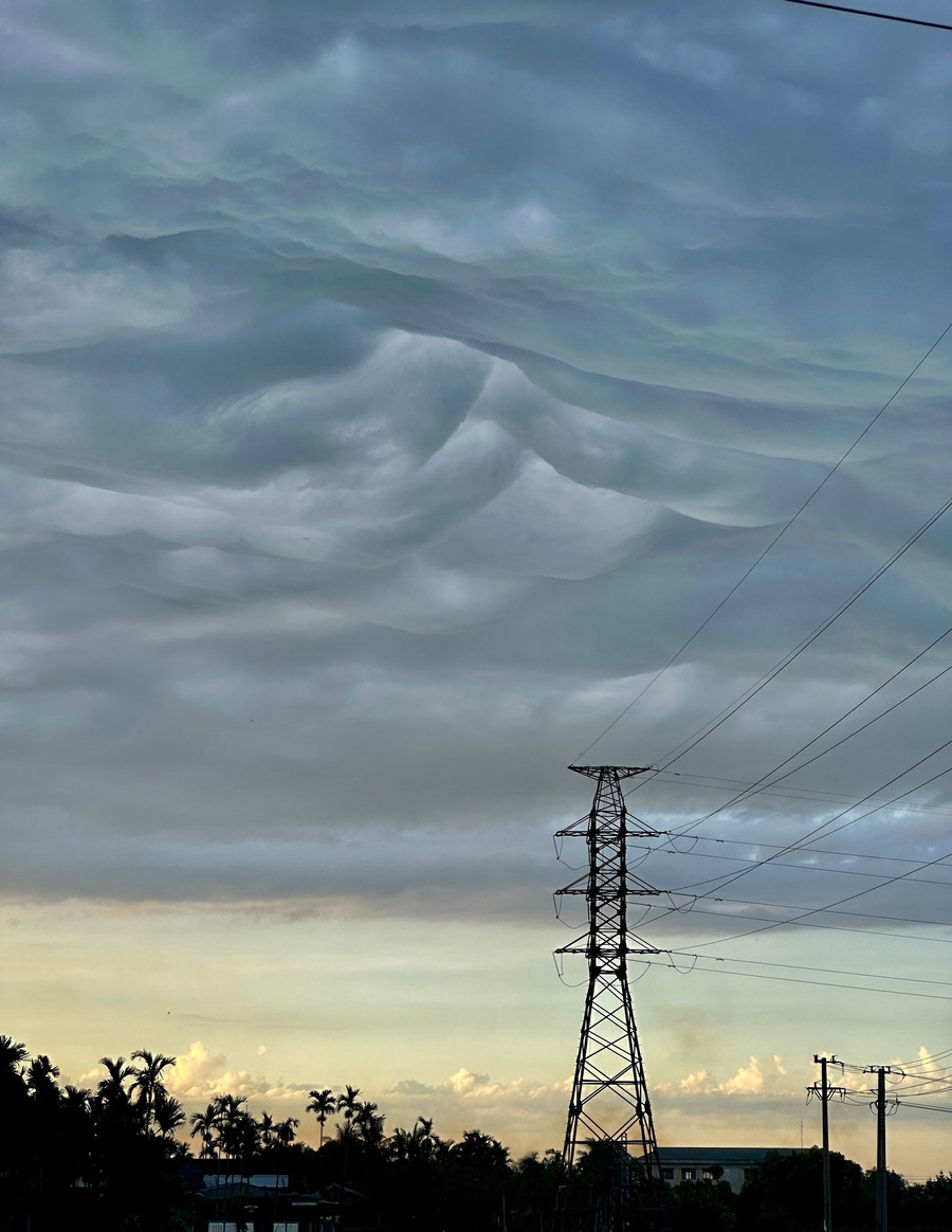 Nhiều người cho biết đã chứng kiến những đám mây kỳ lạ vào thời điểm nói trên. Ảnh: Nguyễn Thanh Hòa Nhiều người cho biết đã chứng kiến những đám mây kỳ lạ vào thời điểm nói trên. Ảnh: Nguyễn Thanh Hòa