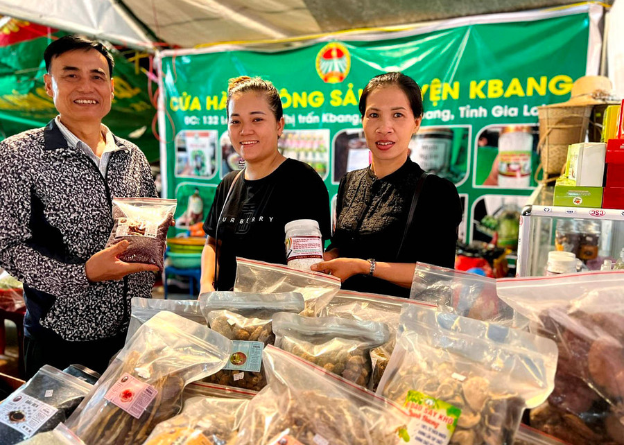 Khách hàng mua sắm tại Phiên chợ. Ảnh: Đinh Yến Khách hàng mua sắm tại Phiên chợ. Ảnh: Đinh Yến