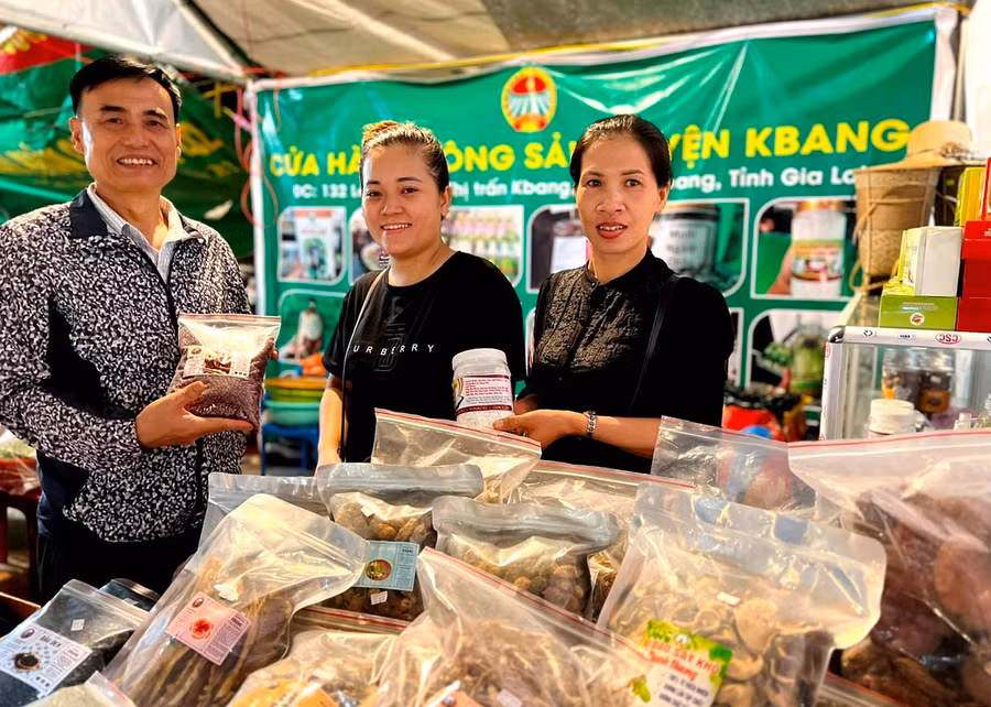 Khách hàng mua sắm tại Phiên chợ. Ảnh: Đinh Yến