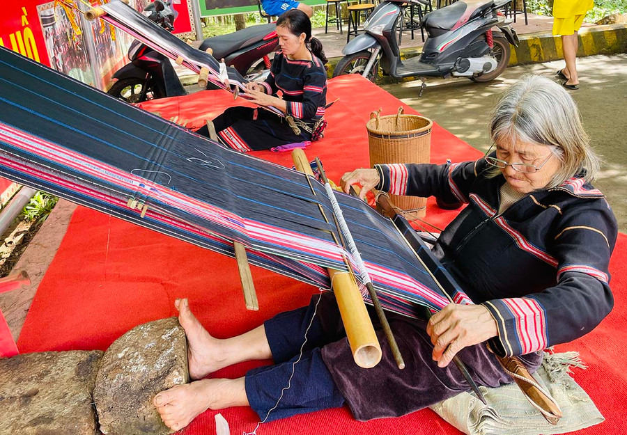 Dù đã gần 90 tuổi nhưng hàng ngày, bà Nuh vẫn miệt mài dệt thổ cẩm truyền thống. Ảnh: M.K