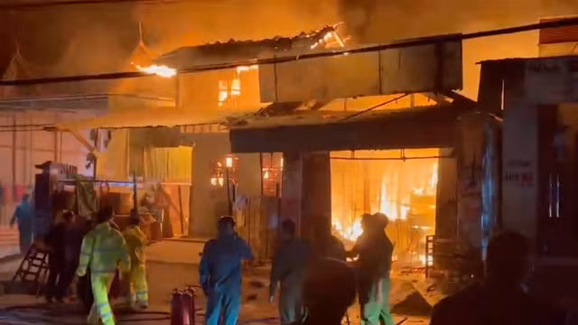 Hiện trường vụ hỏa hoạn trong đêm giao thừa tại H.Đăk Glei (Kon Tum) khiến 2 ngôi nhà bị thiêu rụi. CẮT TỪ CLIP