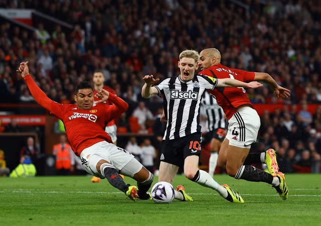 Anthony Gordon thi đấu năng nổ, ghi bàn và hành hạ hàng thủ Man United