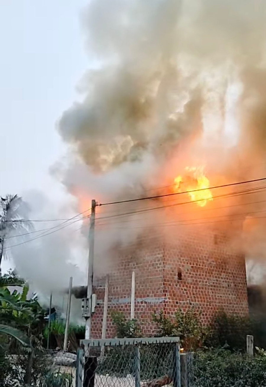 Vụ hỏa hoạn lò sấy thuốc lá xảy ra tại xã Ia Trốk (ảnh cắt từ clip do người dân ghi lại).