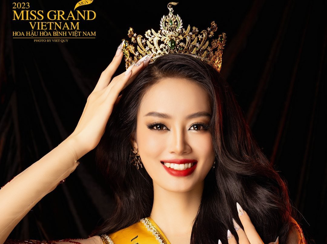 Chia sẻ với chúng tôi, Bùi Khánh Linh nói ngôi vị á hậu 1 là &quot;quả ngọt&quot; xứng đáng cho sự kiên trì và nỗ lực của cô. Người đẹp cho biết mình là người cá tính, dám thử thách bản thân. Khi quyết định ghi danh Miss Grand Vietnam 2023, Khánh Linh muốn khai phá bản thân mình ở một khía cạnh khác so với những gì cô đã theo đuổi. &quot;Trước giờ mọi người nghĩ tôi là một cô gái dịu dàng, hơi an toàn. Nhưng tôi muốn thay đổi và phấn đấu phát triển bản thân. Tôi đã cố gắng hết sức cho cuộc thi và thấy mình rất may mắn khi giành được ngôi vị á hậu 1&quot;, cô cho hay. Ảnh: FBNV