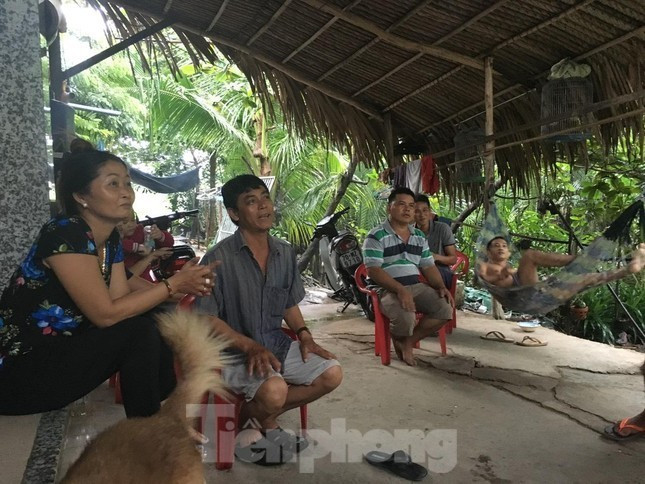 Người dân chờ đền bù ở Khu dân cư Bắc Phước Kiển trong 1 lần trò chuyện với PV Tiền Phong về việc tái định cư. Người dân chờ đền bù ở Khu dân cư Bắc Phước Kiển trong 1 lần trò chuyện với PV Tiền Phong về việc tái định cư.