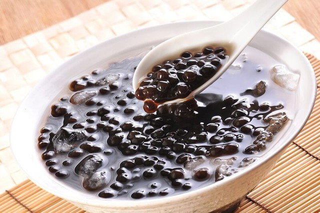 Chè đậu đen có tính mát, giúp thanh nhiệt và an toàn cho sức khỏe, hỗ trợ giải rượu rất tốt Chè đậu đen có tính mát, giúp thanh nhiệt và an toàn cho sức khỏe, hỗ trợ giải rượu rất tốt