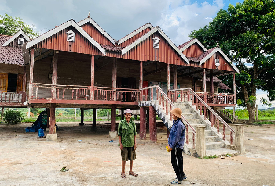 Người dân làng Jun (xã Yang Bắc) phấn khởi khi huyện Đak Pơ đầu tư kinh phí đổ bê tông sân nhà rông của làng. Ảnh: Nhật Hào