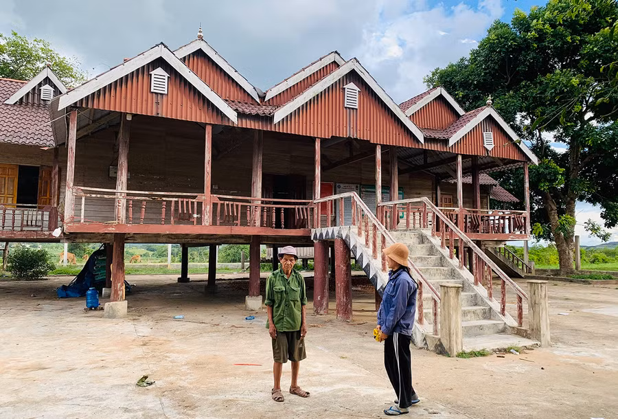 Người dân làng Jun (xã Yang Bắc) phấn khởi khi huyện Đak Pơ đầu tư kinh phí đổ bê tông sân nhà rông của làng. Ảnh: Nhật Hào