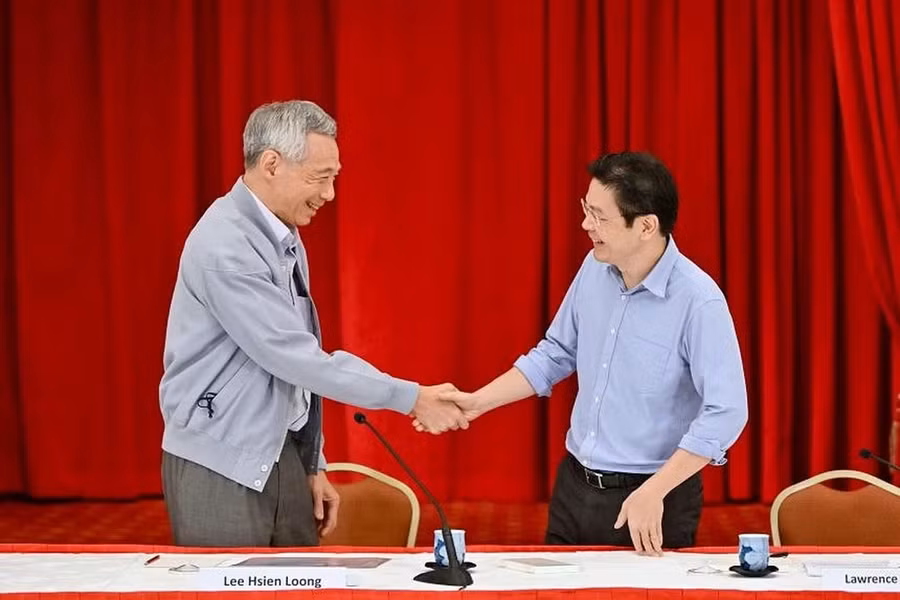 Sau khi tuyên thệ nhậm chức, Thủ tướng Lawrence Wong (phải) sẽ là thủ tướng thứ tư của Singapore, kế nhiệm Thủ tướng Lý Hiển Long. (Ảnh: The Straits Times)