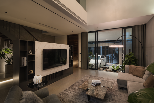 Ngồi từ sofa phòng khách, có thể quan sát bao quát được gần như tổng thể ngôi nhà.