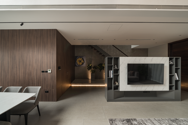 Phòng ngủ của bà nằm ẩn phía sau khối hộp ở cuối nhà.