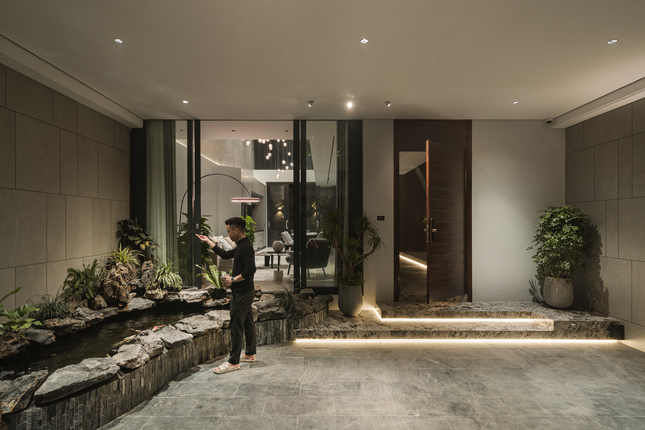 Sân trước có bể cá koi tiểu cảnh và là nơi đỗ xe.