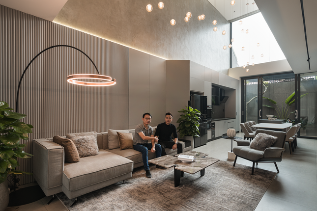 Phòng khách như rộng ra gấp đôi khi nằm dưới thông tầng.