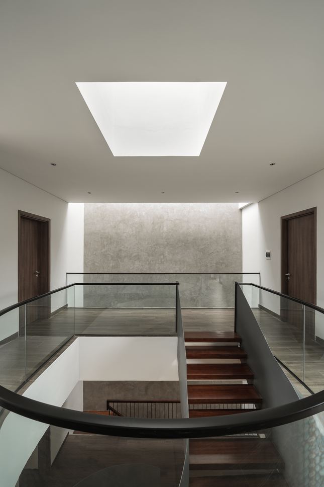Hệ giếng trời nằm trên cầu thang, cung cấp ánh sáng cho ngôi nhà.