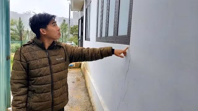 Trụ sở Trạm quản lý bảo vệ rừng Đăk Kôi 2 bị nứt toác sau động đất. Ảnh ĐỨC NHẬT