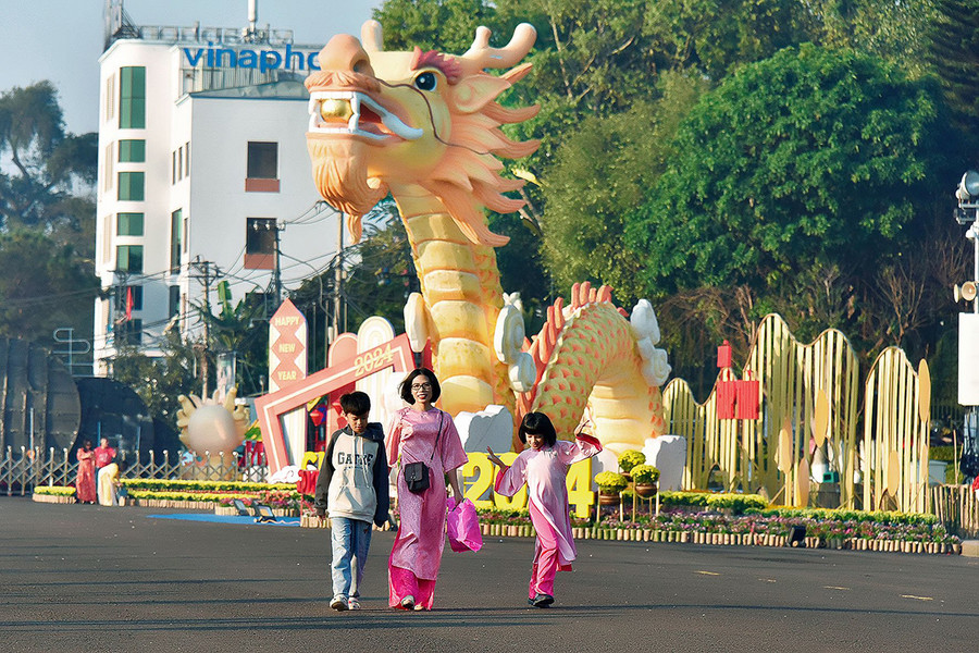 Tập trung chuẩn bị tốt các điều kiện cần thiết, phục vụ kịp thời để mọi người, mọi nhà vui Xuân, đón Tết, không để ai không có Tết. Ảnh: Đức Thụy Tập trung chuẩn bị tốt các điều kiện cần thiết, phục vụ kịp thời để mọi người, mọi nhà vui Xuân, đón Tết, không để ai không có Tết. Ảnh: Đức Thụy