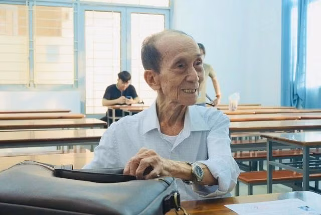 Cụ Thành có mặt từ rất sớm tại điểm thi. Ảnh: Thanh Duy