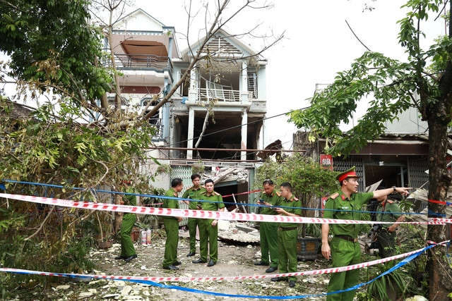 Công an TP.Phổ Yên bảo vệ hiện trường, điều tra nguyên nhân vụ nổ. Ảnh UBND P.TÂN HƯƠNG Công an TP.Phổ Yên bảo vệ hiện trường, điều tra nguyên nhân vụ nổ. Ảnh UBND P.TÂN HƯƠNG