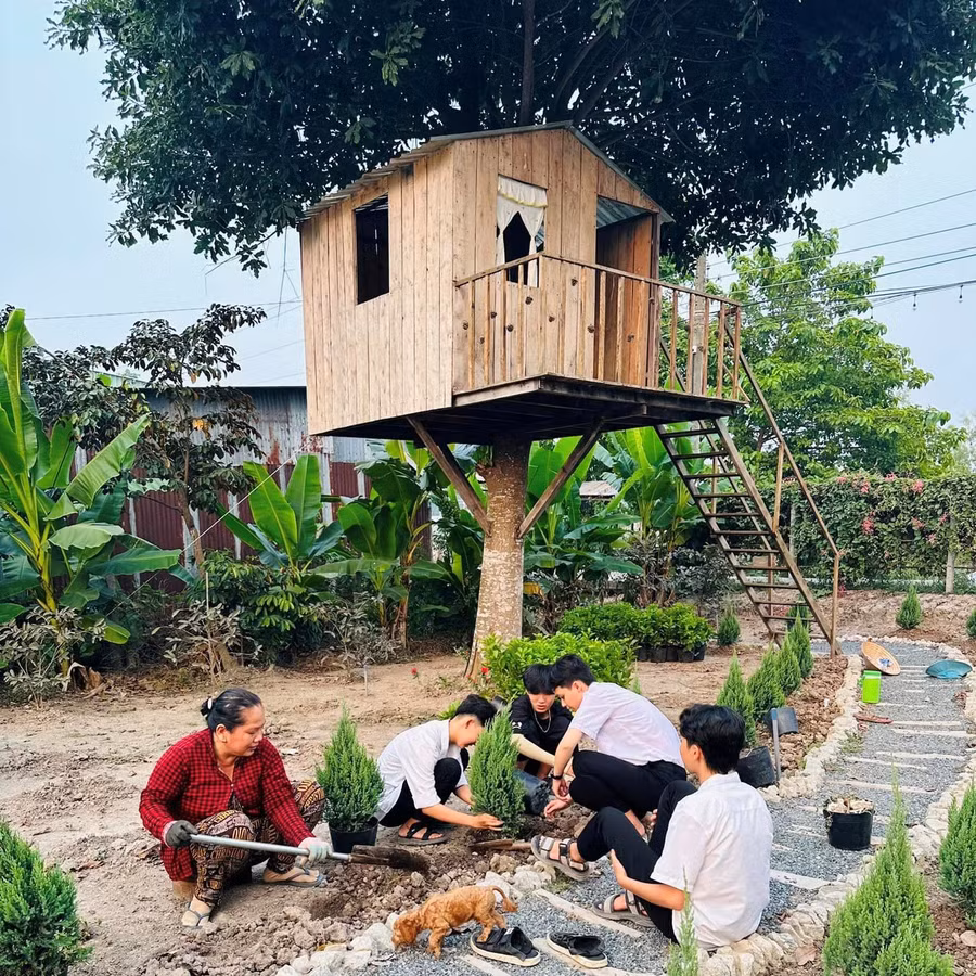 Nhân viên trồng cây tạo điểm chụp ảnh tại quán. Ảnh: Duy Tân