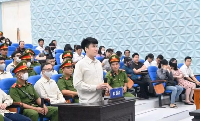 Bị cáo Hồ Quốc Hùng, 1 trong 2 bị cáo phạm tội với vai trò cầm đầu. Ảnh B.B