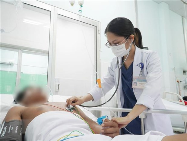 Nạn nhân bị rắn cắn đang được theo dõi, chăm sóc tại Bệnh viện Chợ Rẫy, Thành phố Hồ Chí Minh. (Ảnh: TTXVN phát)