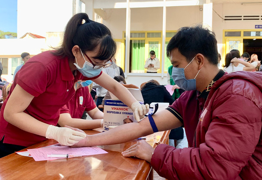 Tình nguyện viên sẵn sàng tham gia hiến máu tình nguyện. Ảnh: Như Nguyện