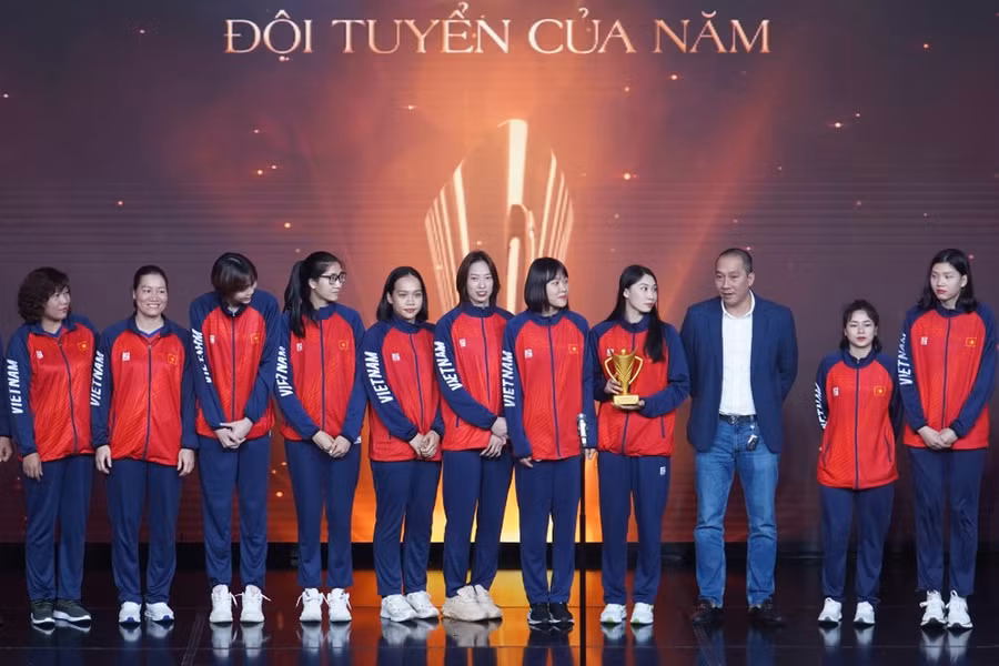 Đội tuyển Bóng chuyền Nữ giành giải Đội tuyển của năm tại Cúp Chiến thắng 2023. (Ảnh: Việt Anh/Vietnam+)